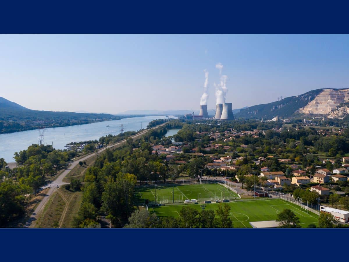 Centrale nucléaire de Cruas en Ardèche en bordure du rhone vu du ciel
