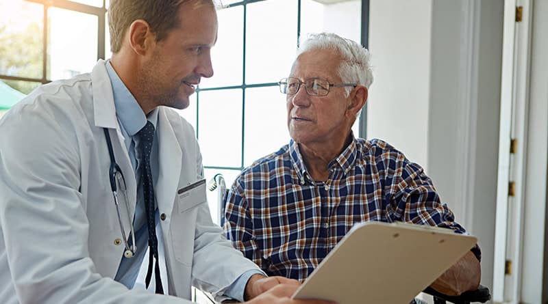 senior en consultation médicale avec son médecin