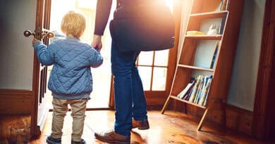 petit enfant donne la main à sa maman pour aller à l'école pour la rentrée scolaire