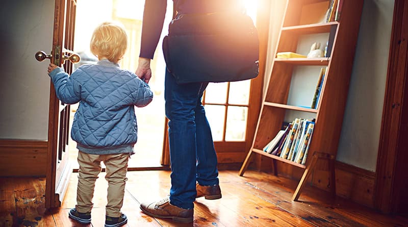 petit enfant donne la main à sa maman pour aller à l'école pour la rentrée scolaire