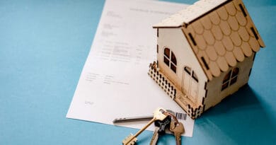 Maquette maison avec contrat et clé de logement sur fond bleu