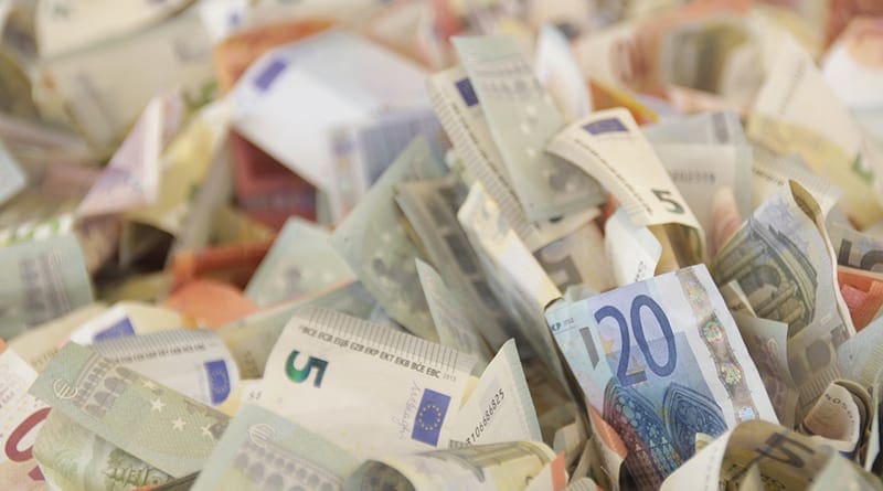 beaucoup de billets de 5, 10 et 20 euros en vrac