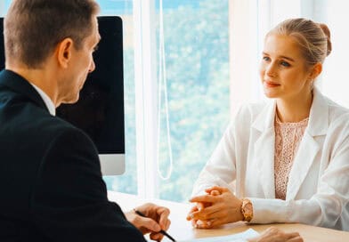 une femme reçu par un homme pour son entretien professionnel devant un bureau