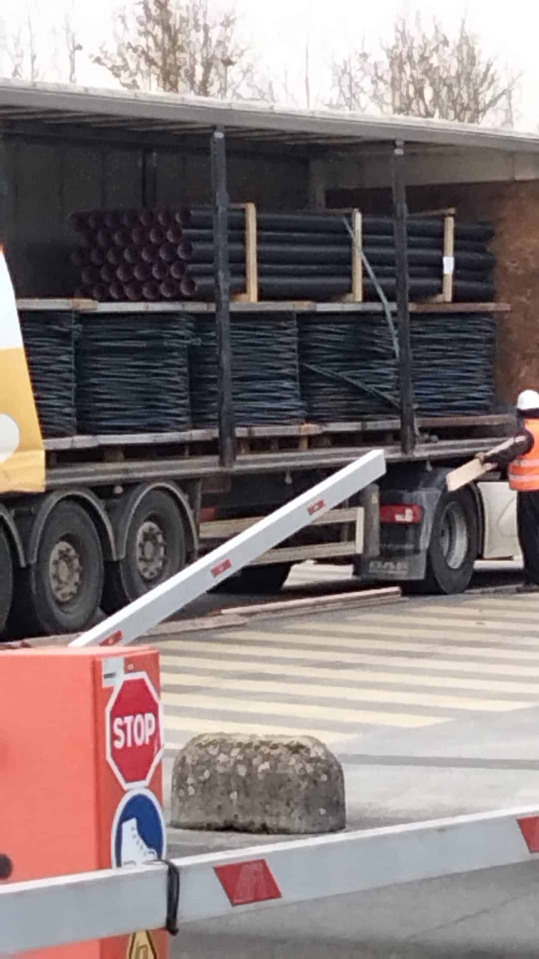 camion transportant des rouleaux de câbles