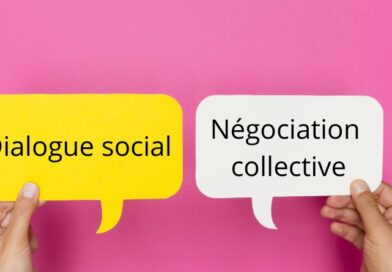 Photo représentant deux mains qui tiennent chacune un papier. Sur le premier il est écrit Dialogue social et sur le second il est écrit négociation collective.