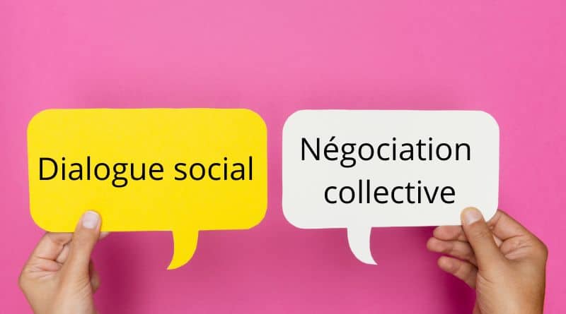 Photo représentant deux mains qui tiennent chacune un papier. Sur le premier il est écrit Dialogue social et sur le second il est écrit négociation collective.