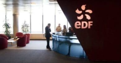 accueil dans une entreprise avec des hotesses et une personne qui attend, dans l'angle droit sur fond noir le logo EDF.