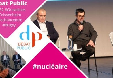 Illustration de l'article sur le debat public avec deux photos des debats, le logo Debat public et des mots clés