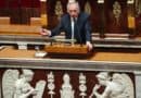Un homme, au premeir, plan, parle dans un micro. Il s'agit d'Alain Bayrou, premier Ministre, prend la parole à l'assemblée nationale.