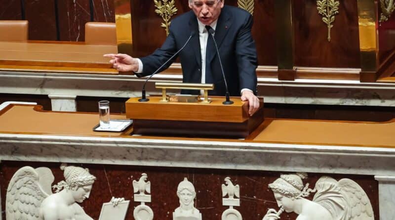 Un homme, au premeir, plan, parle dans un micro. Il s'agit d'Alain Bayrou, premier Ministre, prend la parole à l'assemblée nationale.