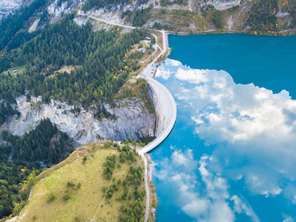 barrage hydroélectrique dans un paysage alpin