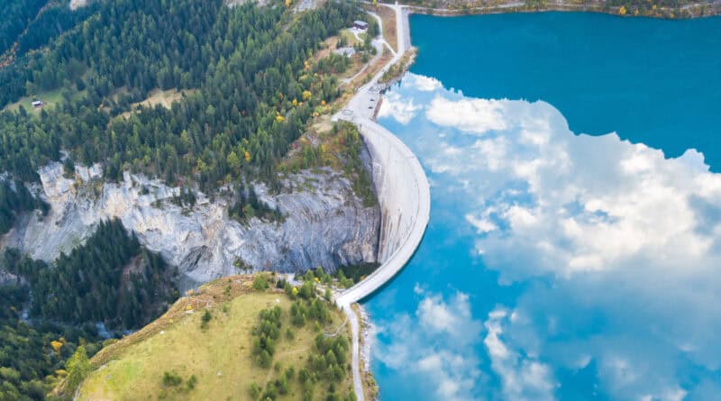 barrage hydroélectrique dans un paysage alpin