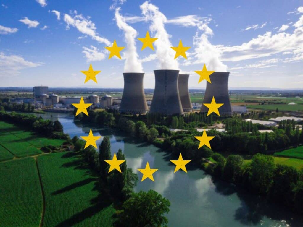 4 aero refrigerants de centrale nucleaire devant un fleuve avec un ciel bleu en fond, et les etoiles du drapeau europeen en sur impression