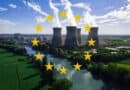 4 aero refrigerants de centrale nucleaire devant un fleuve avec un ciel bleu en fond, et les etoiles du drapeau europeen en sur impression