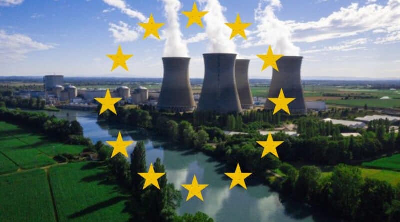 4 aero refrigerants de centrale nucleaire devant un fleuve avec un ciel bleu en fond, et les etoiles du drapeau europeen en sur impression
