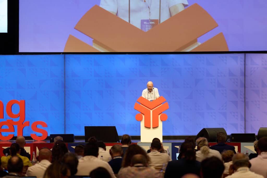 Un homme à la tribune s'exprime lors du congres