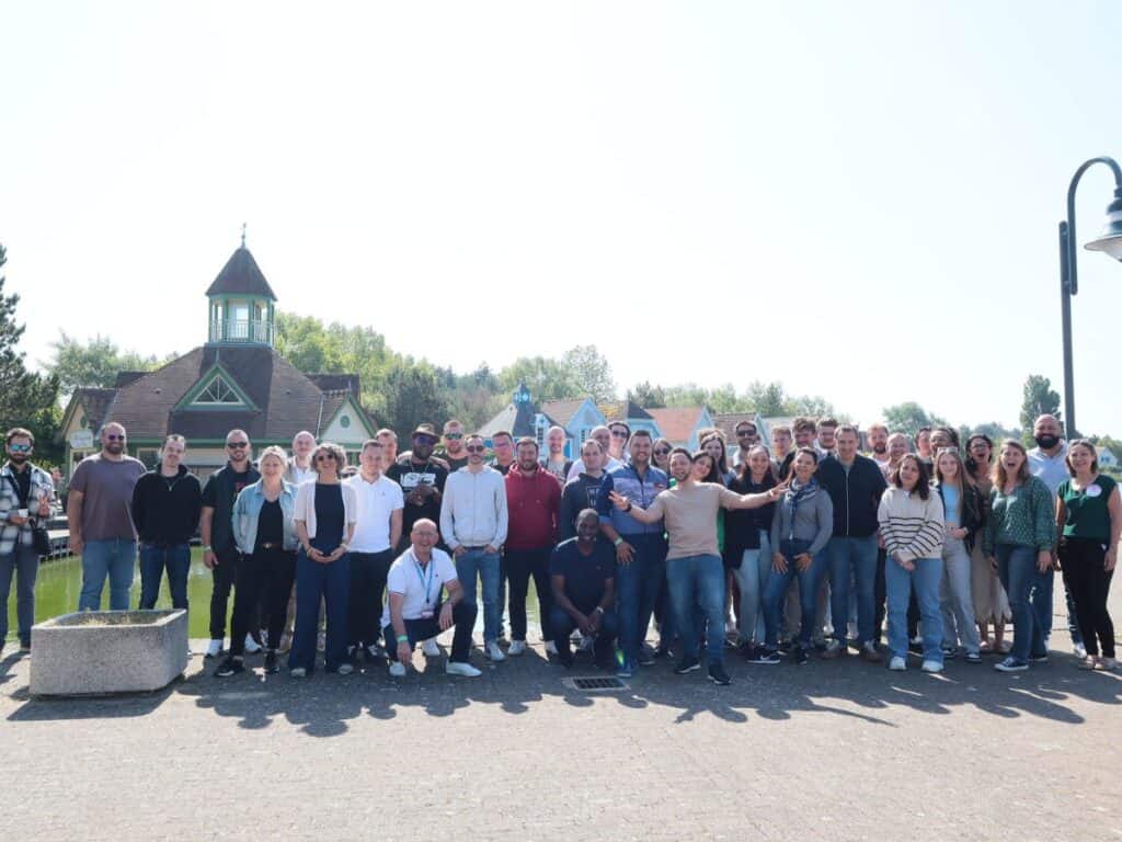 Photo de groupe d'une quarantaine de personnes lors de la deuxieme rencontre Ebullescence pour les jeunes du Nord à Fort Mahon
