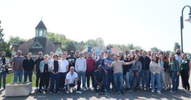 Photo de groupe d'une quarantaine de personnes lors de la deuxieme rencontre Ebullescence pour les jeunes du Nord à Fort Mahon