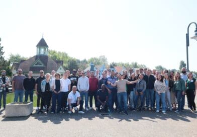 Photo de groupe d'une quarantaine de personnes lors de la deuxieme rencontre Ebullescence pour les jeunes du Nord à Fort Mahon