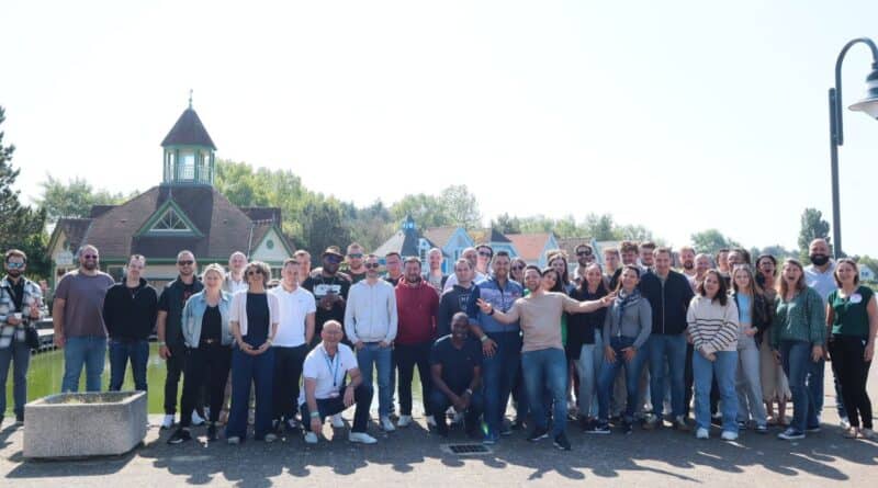 Photo de groupe d'une quarantaine de personnes lors de la deuxieme rencontre Ebullescence pour les jeunes du Nord à Fort Mahon