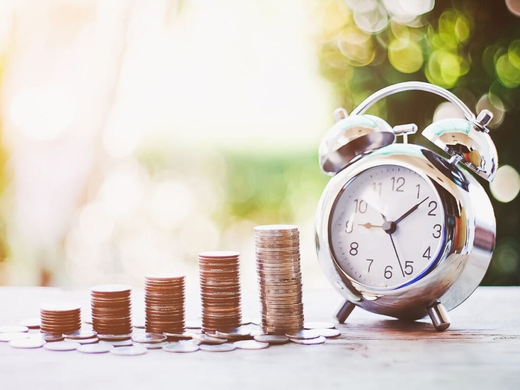 réveil avec des piles de monnaies