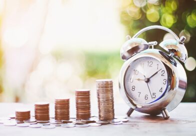 réveil avec des piles de monnaies