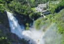 cascade d'eau qui se jette dans la vallée au second plan l'usine hydroélectrique