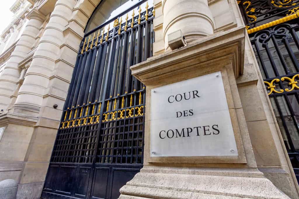 Grille entrée de la cour des comptes avec plaque avec Cour des Comptes