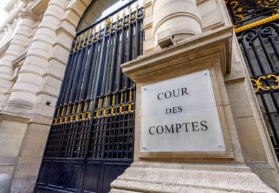 Grille entrée de la cour des comptes avec plaque avec Cour des Comptes