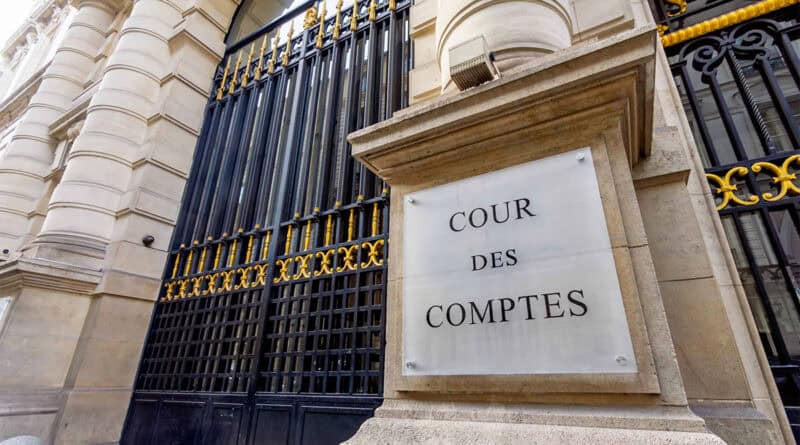Grille entrée de la cour des comptes avec plaque avec Cour des Comptes
