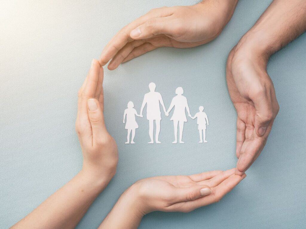 mains protégeant une famille