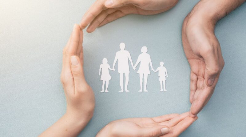 mains protégeant une famille