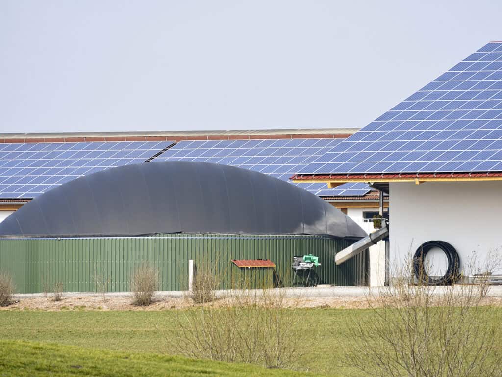 ferme de methanisation avec des panneaux solaires sur le toit