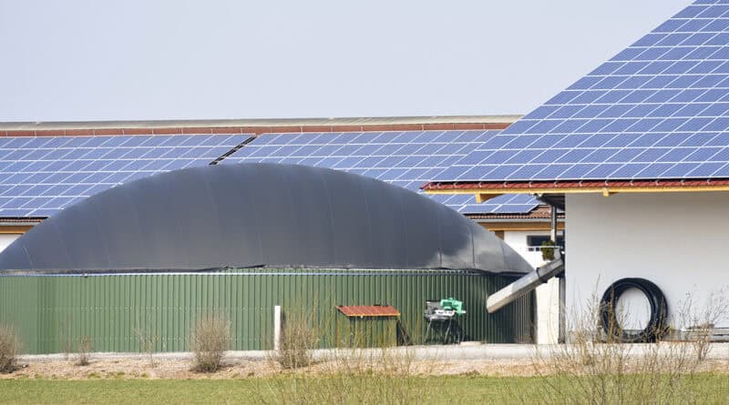 ferme de methanisation avec des panneaux solaires sur le toit