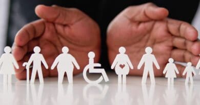 Deux mains ouvertes sur des figurines handicapées