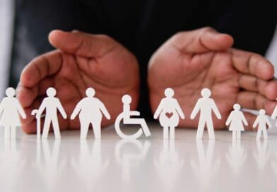 Deux mains ouvertes sur des figurines handicapées