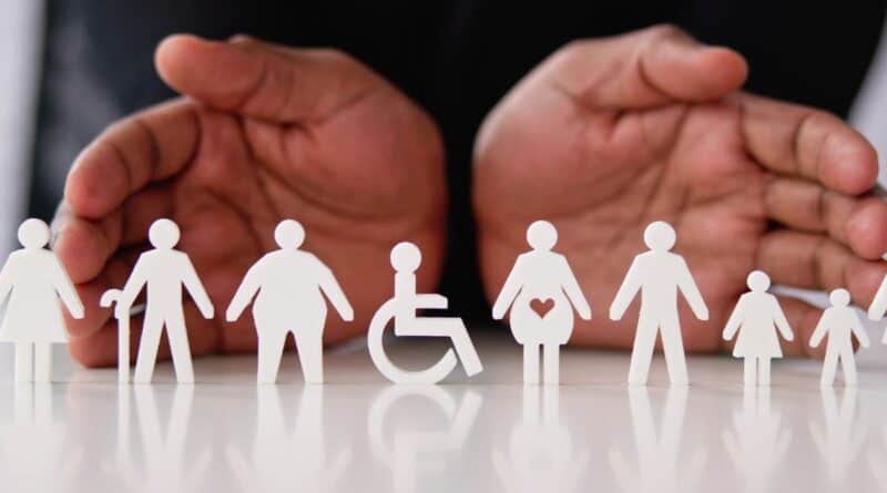 Deux mains ouvertes sur des figurines handicapées