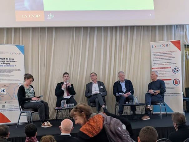 4 intervenants et une animatrice lors de la table ronde du débat public du projet EPR de Bugey